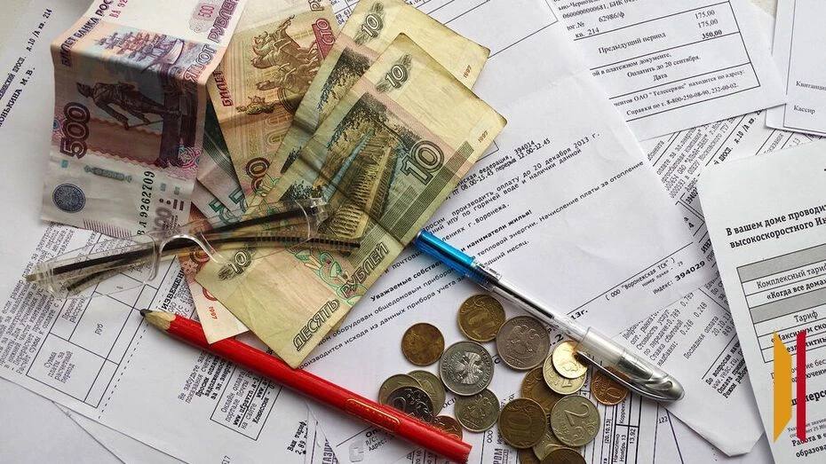 Воронежская область внедряет цифровой сервис для борьбы с долгами за ЖКХ В регионе запустили пилотный проект по автоматизированному взысканию задолженностей за коммунальные услуги. Система будет работать через ГИС ЖКХ и рассылать уведомления должникам через портал "Госуслуги", независимо от места их регистрации. Новый механизм призван повысить собираемость платежей и сократить объем непогашенных долгов. Гражданам сначала придет предупреждение о наличии задолженности, а при отсутствии оплаты - уведомление о возможном судебном взыскании. Эксперимент продлится до лета 2026 года.