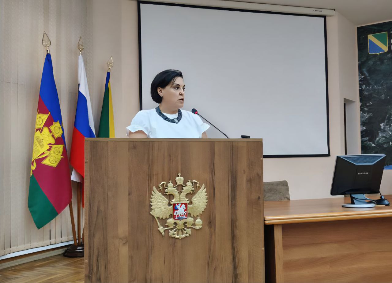 Провёл планерное совещание с аппаратом администрации округа Обязательной темой для обсуждения у нас всегда является вывоз мусора и ликвидация несанкционированных свалок. Острая для нашего муниципалитета проблема. Опять зафиксированы сбои в вывозе ТКО региональным оператором по семи адресам. Пять из них находятся на курортных территориях. «Крайжилкомресурсу» направлены уведомления о нарушениях. Благодаря камерам видеонаблюдения за последнее время выявили 30 нарушителей, которые незаконно скидывают строительный мусор в неположенных для этого местах. Составленные протоколы направлены в правоохранительные органы. В июле мы ликвидировали 6 несанкционированных свалок: две в Туапсе, а также в Бжиде, Небуге, Шепси и Георгиевском. Три заявки направили регоператору, чтобы разгрести еще три свалки – в Ольгинке, Новомихайловском и кладбище в Шепси. Также на планёрке специалисты доложили о ситуации по снабжению населения сжиженным газом. «Горгаз» получил краевую субсидию, постепенно закрываем заявки. На прошлой неделе заправлено 75% домов. До 1 августа планируем заправить оставшиеся.