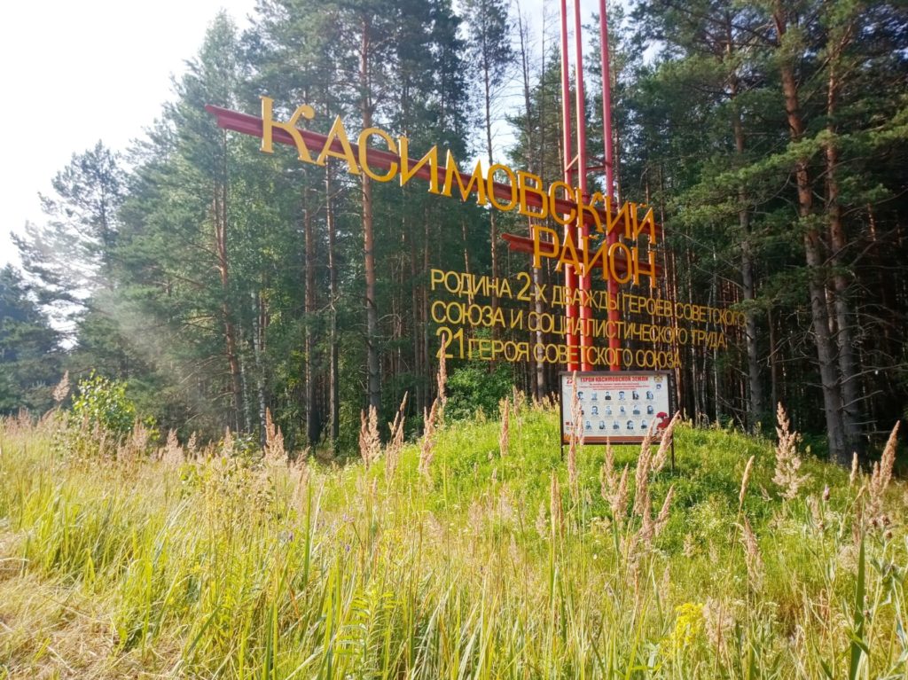 Вице-губернатор Артем Бранов проинспектировал ремонт моста и строительство новой школы в Касимовском округе О вчерашней поездке в Касимовский муниципальный округ вице-губернатор Артем Бранов написал у себя на странице в соцсетях. Артем Бранов сообщил, что посетил школу в Гусь-Железном и школу №4 в Касимове, которые в этом году вошли в программу капитального ремонта. Работы ведутся с опережением графика. Также вице-губернатор побывал на стройплощадке новой школы в Касимове. Объект выходит на финальную стадию: заканчивается отделка фасада, активно ведутся внутренние работы. Строительство объекта планируется завершить в течение нескольких месяцев. В этом году в округе выполняется реконструкция моста через реку Сынтулку. Как отметил Артем Бранов, обновленный мост улучшит транспортное сообщение в округе, повысит безопасность дорожного движения. «В Касимове начался третий этап реконструкции улицы Советской – самой протяженной улицы в городе. Проект комплексный, предполагает также ремонт тротуаров, новы...