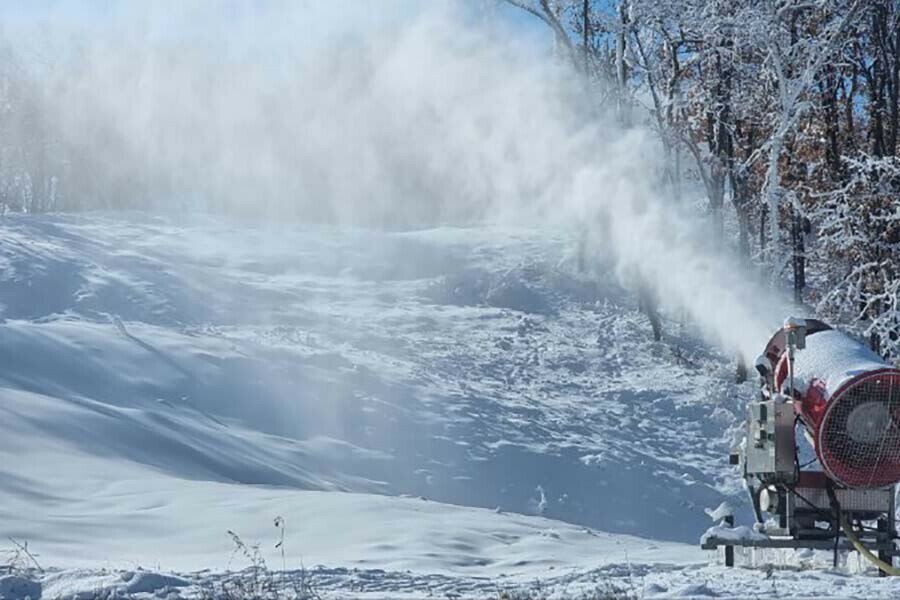 Трасса горнолыжного центра в Благовещенске готова к использованию Оснежение закончено пятый сезон открылся В прошлом году кататься на склонах рядом с Благовещенском начали так же рано 8 ноября Сезон продлится примерно до начала апреля сообщили в министерстве физкультуры и спорта Амурской области Подпишись на Amur life