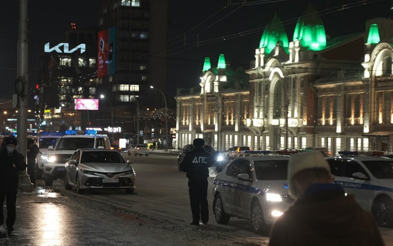 Новосибирские единороссы пожаловались на решение властей повысить ОСАГО почти в 2 5 раза Депутаты новосибирского заксобрания планируют обратиться к спикеру Госдумы Вячеславу Володину и главе ЦБ РФ Эльвире Набиуллиной с требованием пересмотреть резкое повышение тарифов ОСАГО для жителей региона Напомним в 2026 году федеральные власти более чем в два раза повысили ОСАГО для Новосибирской области и Ингушетии под предлогом высокого риска недобросовестных действий с полисами На деле страховые полисы подорожали для новосибирских автовладельцев в 2 3 раза Нас поставили перед фактом заявил глава транспортного комитета заксобрания Валерий Ильенко Единая Россия Впрочем о резком повышении ОСАГО для новосибирцев было известно как минимум с августа 2025 года Но никаких публичных заявлений в связи с этим местные политики от партии власти не делали Виной всему мошенники которые воровали деньги у страховых компаний А причём здесь все население Новосибирской области теперь негодует единоросс Доля этих мошенников может быть составляет 5 10 процентов а 90 процентов автовладельцев будут страдать Транспортный комитет областного парламента подконтрольный ЕР решил вынести обращение к Володину и Набиуллиной на сессию заксобрания запланированную на 29 января Депутаты хотят попросить понизить территориальный коэффициент при расчете тарифа ОСАГО для Новосибирской области Это мошенничество не должно отражаться на населении тем более в нынешней экономической ситуации Мошенниками пусть занимаются правоохранительные органы Несправедливо когда ответственность несут невиновные люди отметил Ильенко При этом недавно тот же Ильенко и фракция Единой России поддержали законопроект губернатора о повышении транспортного налога для жителей области Подписаться Прислать новость Помочь бустами