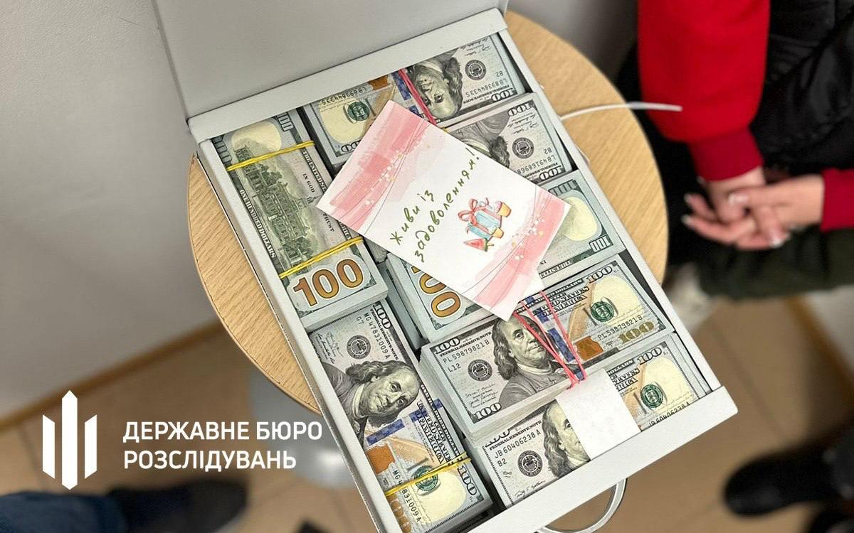 Депутатша Хмельницкого горсовета задержана по подозрению в коррупции, сообщает ГБР.  В своей декларации она не указала наличие у нее наличных денег. А во время обысков в индивидуальных банковских ячейках, открытых на ее имя, и по месту ее работы правоохранители изъяли более 1,5 млн. долларов в разной валюте.  Идет расследование по сделкам на Хмельницкой таможне во время выполнения соглашений частной компанией, директором которой является депутат.  Сайт "Страна"   YouTube   Прислать новость/фото/видео   Реклама на канале   Помощь "Стране"