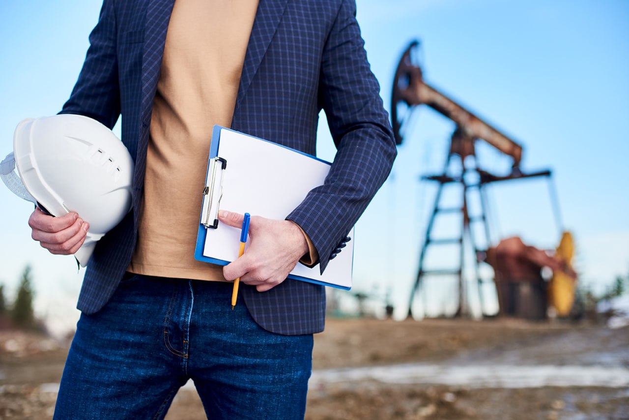 В России за три года выросла доля отечественных разработок для нефтегазовой отрасли За 2022 2024 годы в Роспатент было подано на регистрацию более 1200 заявок на изобретение по теме бурения скважин и производства буровых растворов для нефтедобычи В области нефтепереработки от российских инноваторов за 3 года поступило свыше 400 заявок данные сообщил ТАСС глава Роспатента Юрий Зубов По его словам на отечественных разработчиков приходится свыше 90 заявок от общего числа резидентов и иностранцев на изобретения в нефтедобывающей отрасли и более 70 в нефтепереработке Стимулирование собственного научно технического развития в критически важных отраслях привело к заметному росту доли российских заявок в сфере нефтедобычи за последние 3 года С 80 в 2022 году она увеличилась до 94 в 2024 году от общего числа заявок В области нефтегазопереработки доля заявок отечественных инноваторов всегда была высокой и в прошлом году она составила 72 обогнав 2022 год с 70 рассказал Юрий Зубов С начала 2025 года российские инженеры и ученые нефтегазового комплекса подали 195 заявок на регистрацию изобретений в сфере нефтедобычи и 61 по нефтепереработке МИГ