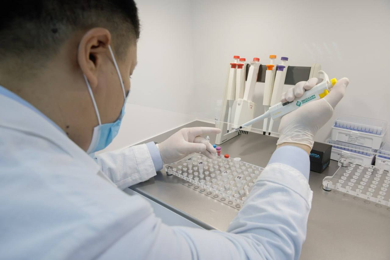 В Элисте открылась лаборатория экспертно криминалистического центра республиканского МВД Появление такого центра выводит Калмыкию в ряд прогрессивных регионов в области раскрытия преступлений Благодаря современным технологиям и профессиональному опыту сотрудников новая лаборатория станет мощным инструментом в борьбе с преступностью и установлении справедливости даже спустя долгие годы Открытие лаборатории стало возможным благодаря сотрудничеству с Министерством внутренних дел России а также при личном участии начальника Экспертно криминалистического центра МВД России Вадима Казьмина В день открытия современного структурного подразделения почтили память всех сотрудников МВД отдавших жизни при исполнении долга Южная служба новостей