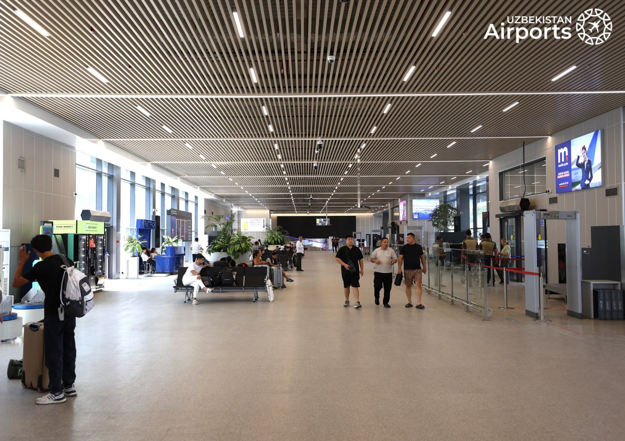 В аэропорту Ташкента может появиться робот бариста Uzbekistan Airports на электронной площадке E auksion uz выставила на торги новые лоты на аренду площади в международном аэропорту Ташкент Так на основной территории воздушной гавани разыгрывается площадь 30 кв м и 53 кв м для установки контейнеров авиакомпаний и компаний занимающихся техническим обслуживанием воздушных судов Годовая стартовая цена установлена на уровне 144 млн и 254 млн сумов соответственно Кроме того в терминале вылета международных авиалиний на торги выставлена площадь 3 кв м для установки роботизированного киоска по приготовлению кофе робот бариста Важно отметить что компании принимающие участие в аукционе должны в обязательном порядке соответствовать техническому заданию Требования к арендаторам стартовые цены и правила проведения торгов доступны для всех желающих под лотом на сайте E auksion Начальные годовые суммы по правилам аукциона могут увеличиться в ходе торгов минимум на 10 Все аукционы состоятся 7 октября 2025 года ТГ канал uzbekfoodtech