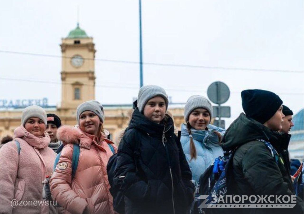 Первые из Запорожской области посетили Кремлевскую елку и Музей Победы    Более 200 школьников из Херсонской и Запорожской областей побывали в Москве и увидели главную «елку» страны. Поездка прошла благодаря проекту «Новогоднее путешествие», сообщили в пресс-службе Движения Первых.    За несколько дней школьники посетили Музей Победы, новогоднее представление в Государственном Кремлевском Дворце, а также прогулялись по парку «Зарядье» и увидели главные достопримечательности столицы в ходе обзорной экскурсии.   «Это было невероятное шоу! Я даже представить не могла, что однажды смогу попасть в Кремлевский Дворец и посмотреть какое-нибудь представление. Для нас это настоящее новогоднее чудо: поездка в Москву, экскурсии, шоу в самом центре России. Новый год — это время чудес, и я очень надеюсь, что еще не раз приеду в этот город»,  — отметила Амина Пушкарь из Запорожской области  Читать полностью     , VK и ОК и читайте новости на нашем сайте