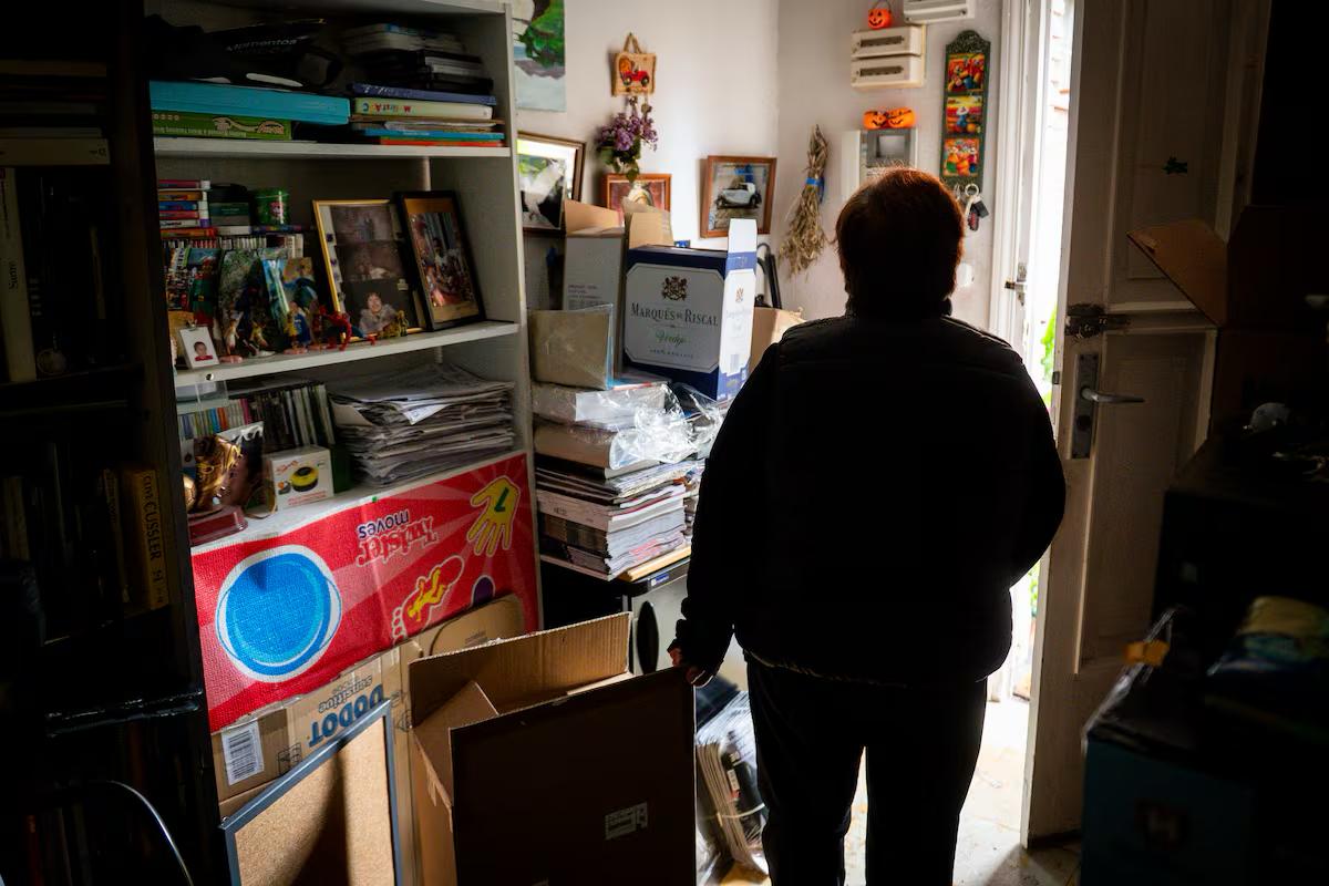 Выяснилось что пропавшую картину Пикассо припрятала пожилая консьержка Долорес чрезвычайно бдительна и любит во всем порядок Увидев свёрток у двери она на всякий случай занесла его внутрь Я думала это посылка Amazon или что то такое Это меня не касается Я занесла её в помещение и положила тут Пока картина лежала у консьержки полицейские сбились с ног а новость о краже века облетела все мировые СМИ Долорес очень удивилась когда к ней нагрянули силовики Источник El País