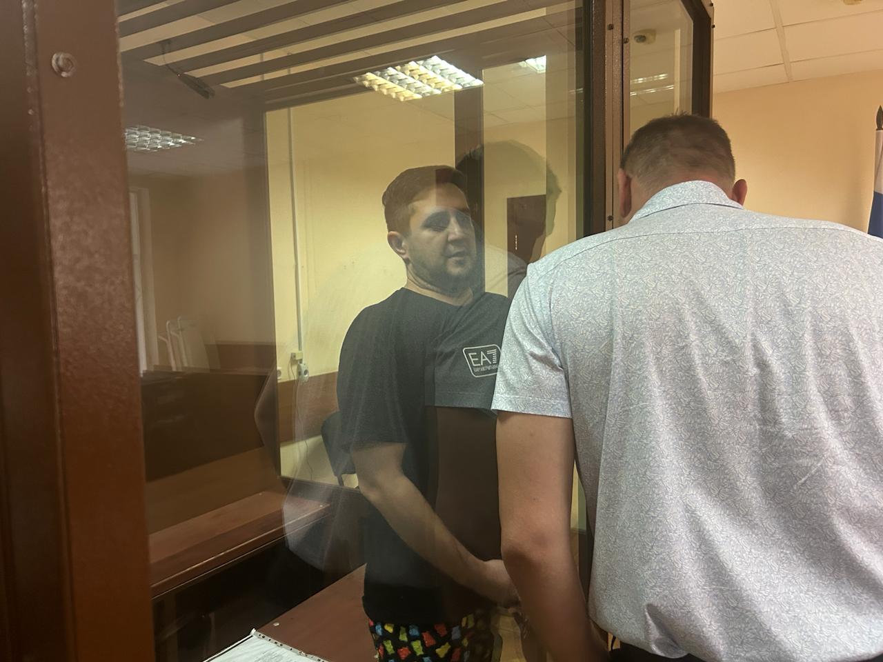 Блогеру Арегу Щепихину похищенному на вокзале кадыровцами запросили 6 лет колонии общего режима Об этом сообщает корреспондент Медиазоны из зала Пресненского районного суда Москвы В прениях гособвинитель Зотова отметила что по сути Щепихин признал вину в полном объеме и раскаялся Блогера обвиняют по делу об экстремизме экстремистских призывах и оскорблении чувств верующих 3 июня силовики из Чечни прилюдно похитили Щепихина на Ярославском вокзале в Москве из за видео с оскорблениями кавказцев и мусульман После этого самого Щепихина отправили в СИЗО а шестерых силовиков отпустили под подписку о невыезде по делу о превышении полномочий и похищении человека На сегодняшнем заседании прошел допрос подсудимого Он говорил что лица кавказской национальности наводили о нем справки а полиция в Химках куда он обращался отказывалась реагировать По словам Щепихина не очень хорошее отношение было проявлено против нескольких его родственников Беспорядочно меняя темы он говорил что после того как он начал сдавать молодых кокаиновых наркоманов своих конкурентов на его жизнь покушались четыре раза что его никогда не любили евреи потом добавил что первопричиной всего стало его желание стать президентом России и объявить всем амнистию и что его хотят посадить за желание объединить политические партии для противодействия Единой России Он попросил товарища судью не сажать его Я действительно каюсь я не хотел ничего такого говорить Я надеюсь это ни к каким последствиям не приведет Простите меня пожалуйста Я хочу по другому как то нести наказание но не сидеть в тюрьме сказал Щепихин в последнем слове Медиазона ведет онлайн   zona media online 2025 10 13 areg 4 Фото Медиазона