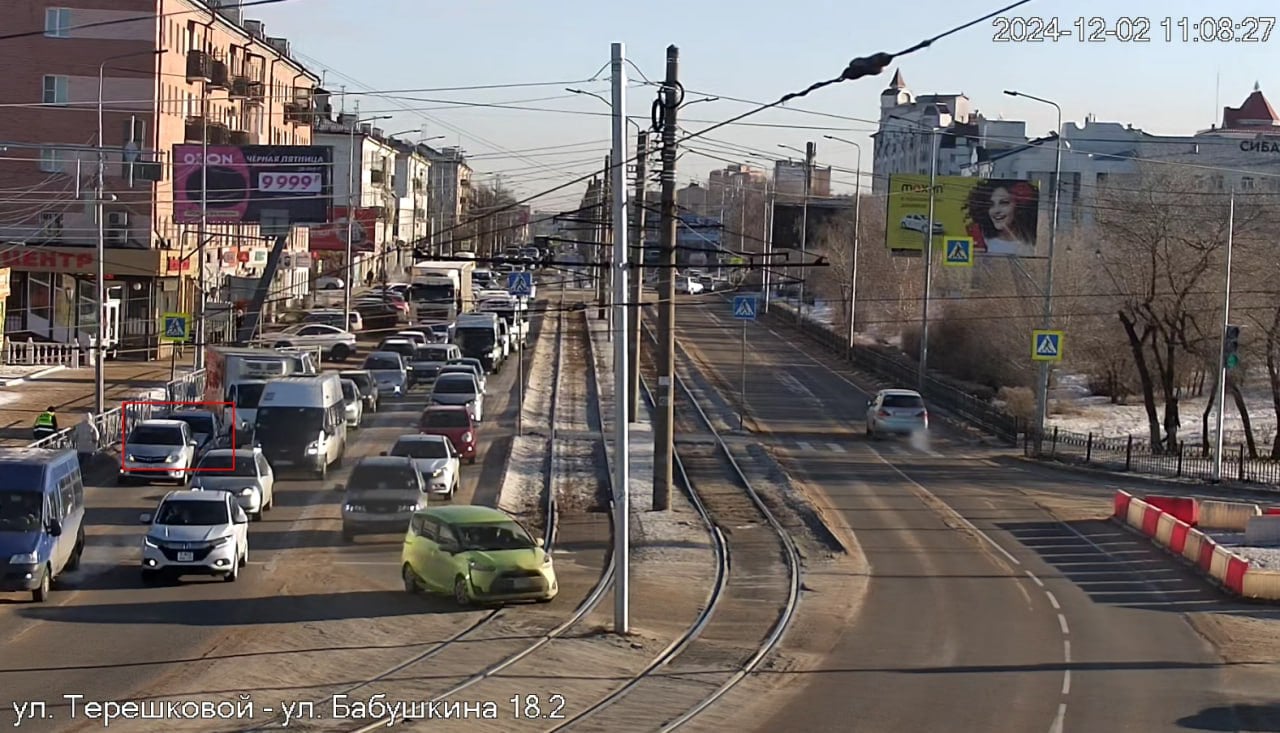 На ул.Терешковой  напротив Дома Торговли  в направлении ул. Бабушкина, произошло ДТП с участием двух автомобилей, занята правая полоса.  Движение затруднено.   Будьте внимательны на дороге!   Телефон "горячей линии" МКУ "Центр управления ИТС г. Улан-Удэ" по вопросу движения общественного транспорта и работы светофорных объектов: 45-45-53.   При использовании фото/видео ссылка на Телеграм-канал Комитета по транспорту   обязательна.