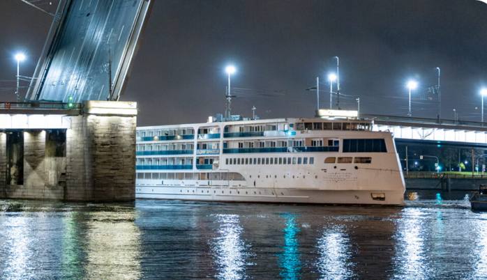 Строящийся четырехпалубный круизный лайнер Владимир Жириновский проекта Pv300vd вечером 28 октября доставлен в Санкт Петербург В скором времени он встанет у причала Балтийского завода где будет достроен ООО Управляющая компания Река Море буксирует судно Владимир Жириновский ранее называвшееся Петр Великий двумя буксирами из Астрахани где оно строилось на мощностях судостроительного завода Лотос ОСК с августа 2016 года по проекту Морского инженерного бюро СПб Заказчик лайнера Московское речное пароходство Оперировать теплоходом будет Мостурфлот Лайнер будет задействован в круизах по Волге по Каспийскому Азовскому и Черному морям с заходом в Актау Туркменбаши Баку и Махачкалу