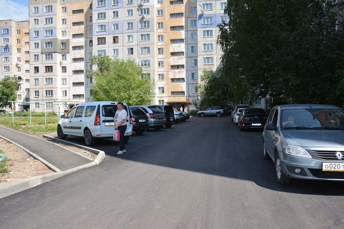 В Барнауле продолжается благоустройство дворов  Так, во дворе по ул. Юрина, 202 уже установлены бордюрный камень и поребрик, заасфальтирована внутридворовая территория. Сейчас ведутся работы по ремонту тротуара со стороны Юрина. Напомним, что по проекту во дворе по ул. Юрина, 202 запланированы ремонт и устройство дворового проезда, тротуара, парковки, освещения, детской и спортивной площадок.  Также во дворе по ул. Веры Кащеевой, 4 продолжается благоустройство по муниципальной программе "Формирование комфортной городской среды".    ТОЛК