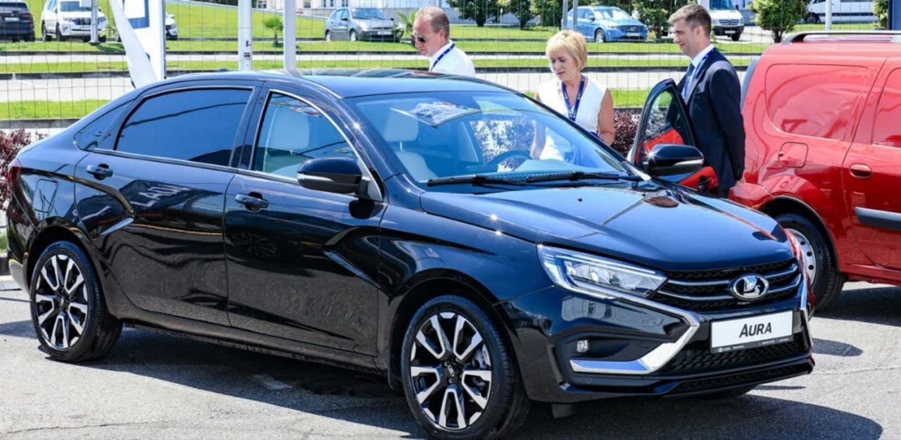В ОАЭ продали единственную Lada Aura за 2,6 млн рублей. Это дороже Toyota Camry и Haval H7 на местном рынке. Авто с удлинённой базой позиционируют как бизнес-седан.