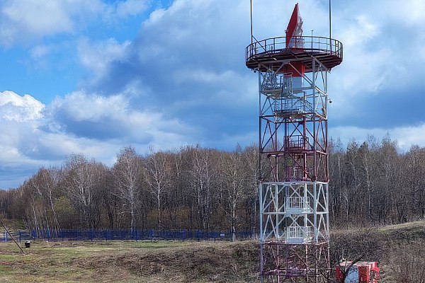 Компания «Азимут» провела сертификационные испытания нового радиолокатора для аэропортов Компания «Азимут» Госкорпорации Ростех при поддержке Минпромторга РФ разработала новый моноимпульсный радиолокатор МВРЛ 2700 для контроля воздушного пространства в зоне аэропортов. Разработка успешно прошла сертификационные испытания, продемонстрировав дальность работы в два раза выше требуемых параметров. Об этом сообщает AVIA.RU. Запатентованное Федеральной службой по интеллектуальной собственности изобретение инженеров «Азимута» предназначено для управления воздушным движением. Локатор определяет координаты воздушных судов по вторичному каналу в районе аэропорта и на воздушных трассах, т.е. за пределами выделенных зон ответственности аэродрома. Переход с одного режима на другой осуществляется программно — по нажатию кнопки. Вся собранная информация автоматически передается в центры организации воздушного движения. aviaru.net/n283158