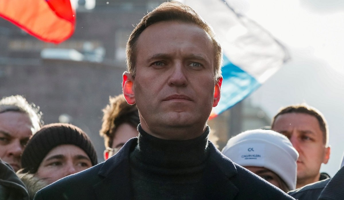 The Insider Алексея Навального убили ядом эквадорской лягушки Издание The Insider сообщило со ссылкой на свои источники что Великобритания Швеция Франция Германия и Нидерланды смогли проанализировать образцы биоматериалов Алексея Навального которые вывезла его семья после гибели политика Несколько независимых друг от друга лабораторий смогли обнаружить в образцах эпибатидин сверхтоксичный яд который добывают из кожи южноамериканской лягушки древолаза По утверждению журналистов представители пяти стран сделают 14 февраля совместное заявление в ходе Мюнхенской конференции по безопасности Эпибатидин нейротоксин который воздействует на никотиновые и мускариновые ацетилхолиновые рецепторы Они участвуют в передаче болевых ощущений а также в движении и других функциях Эпибатидин вызывает онемение всего тела которое может быстро прогрессировать до полного паралича Дозы становятся смертельными если паралич вызывает остановку дыхания Ранее о том что Алексея Навального именно отравили сообщала вдова политика Юлия Навальная Фото Шамиль Жуматов Reuters Подписаться Связаться Поддержать Patreon