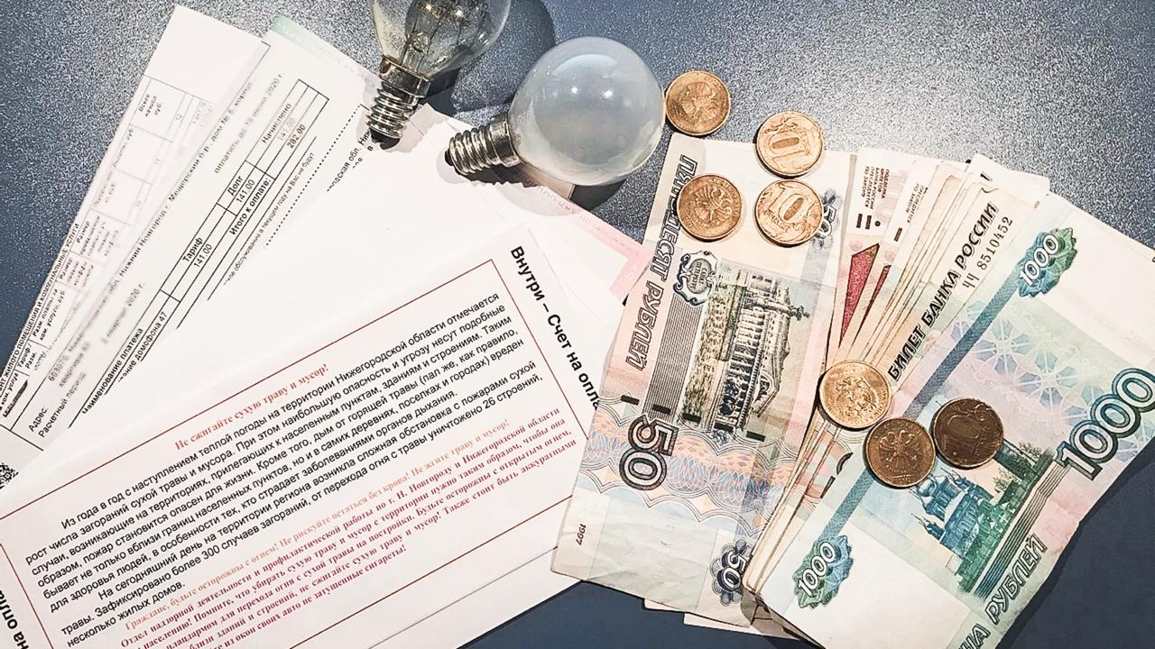 Как вырастут тарифы ЖКХ в 2026 году в Красноярском крае В 2026 году в Красноярском крае тарифы на ЖКХ могут вырасти дважды на 1 7 с января и еще на 15 с октября Это коснется счетов за воду электроэнергию отопление и вывоз мусора Такое повышение заложено в распоряжении правительства РФ которое подписали 25 ноября Повышение на 1 7 в январе одинаковое для всех регионов РФ Второе повышение в октябре будет разным В Красноярском крае оно составит 15 оно одно из самых высоких среди других регионов Больше тарифы вырастут только в Республике Коми 15 3 Республике Северная Осетия 16 3 и Тюменской области 17 2 prmira news