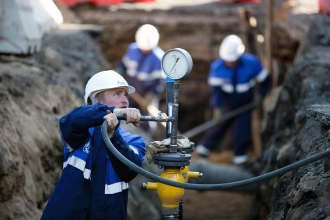 Более 1300 вологжан получили поддержку на газификацию жилья В Вологодской области действует программа материальной помощи на газификацию жилья, позволяющая отдельным категориям граждан получить до 150 тысяч рублей. По поручению Президента РФ, круг льготников, имеющих право на эту поддержку, расширен. В него входят: многодетные семьи, малоимущие семьи, инвалиды войны, участники Великой Отечественной войны, ветераны боевых действий, члены семей погибших умерших инвалидов войны, участников ВОВ, ветеранов боевых действий, участники СВО и члены их семей, инвалиды I группы, лица, осуществляющие уход за детьми-инвалидами. Замгубернатора Александр Ершов сообщил, что в текущем году материальную помощь на газификацию жилья уже получили 1386 вологжан, на что было выделено около 182 млн рублей. Он также отметил, что с 2026 года жители, не относящиеся к льготным категориям, смогут рассчитывать на такую помощь, если газифицируемое жилье является их единственным. Консультации по телефонам: 122 и 8 8172 23-99-70. Правительство Вологодской области