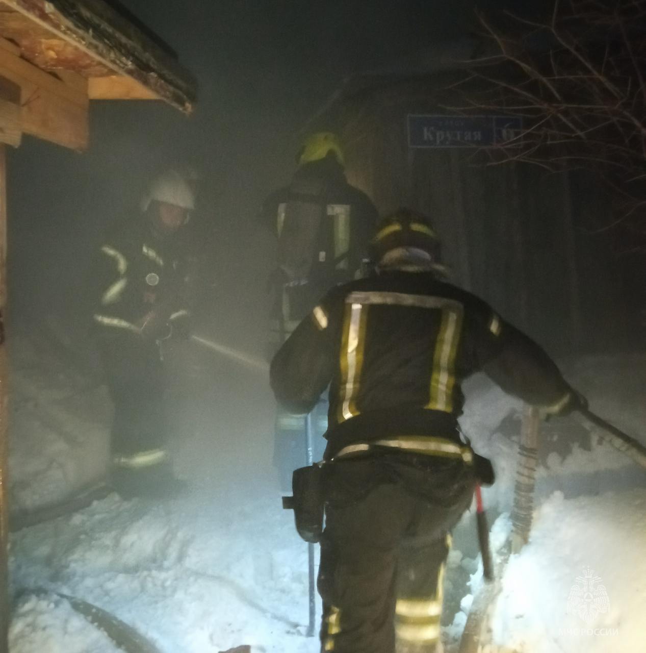 На ночных пожарах обошлось без жертв   Поздней ночью в городе Барнауле на улице Крутая загорелся частный жилой дом. На момент прибытия пожарных крыша строения горела открытым огнем, люди из здания вышли. В ликвидации пожара были задействованы 29 специалистов МЧС России и 7 единиц техники. Работало 3 звена газодымозащитной службы.    Предварительная причина пожара — неисправность отопительных печей и дымоходов.   В городе Бийске на улице Севастопольская произошло загорание частного жилого дома и легкового автомобиля. В ликвидации пожара были задействованы 16 специалистов и 4 единицы техники МЧС России. Работало 2 звена газодымозащитной службы. Пожар ликвидирован на площади 80 кв.м.. В результате происшествия была травмирована 62-летняя женщина.    Предварительная причина пожара — нарушение монтажа электрооборудования.   Призываем граждан быть крайне осмотрительными, строго соблюдать правила безопасности в быту. Чтобы обезопасить себя и своих близких, предлагаем каждому задуматься об установке в своем жилом помещении автономного дымового пожарного извещателя.   Ваша безопасность - ваша ответственность!