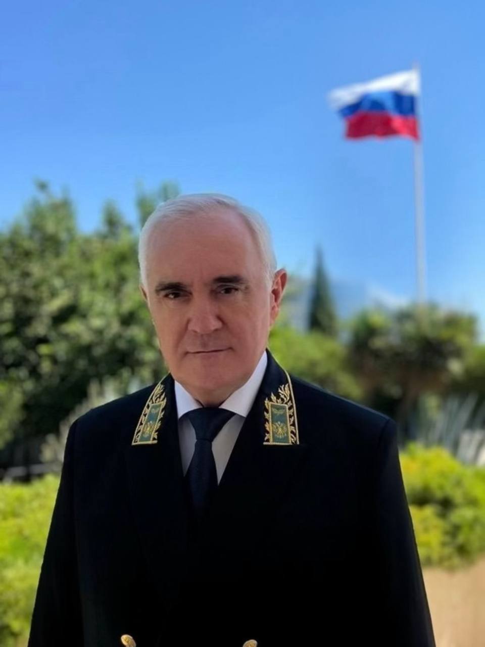 Комментарий Посла Российской Федерации в Республике Кипр Мурата Зязикова информагентству ТАСС о росте числа туристических поездок россиян на Кипр Навязываемые властями Евросоюза барьеры в виде санкционного давления на Москву и отсутствия прямого авиасообщения у стран европейского сообщества с Россией по определению неспособны вбить клин в отношения народов России и Кипра Средиземноморский остров продолжает пользоваться устойчивым и более того растущим спросом со стороны российских туристов Мы воочию наблюдаем неуклонный рост числа посещающих Кипр россиян при этом туристический поток с каждым годом только увеличивается В 2024 году Кипр посетили свыше 45 тыс российских туристов тогда как в 2025 м этот показатель приблизился к 70 тыс что на 55 больше Это наглядно подтверждает что никакие ограничительные меры и бюрократические ухищрения не способны разрушить искреннюю любовь россиян к традиционно дружественному народу острова Афродиты При этом тех россиян которые запланировали поездки на Кипр с целью отдыха не отпугивает перспектива возникновения новых визовых механизмов которые могут быть введены в связи с планами острова присоединиться к шенгенскому соглашению Граждане России уверенно ориентируются в меняющихся условиях и продолжают путешествовать по проверенным временем направлениям среди которых Кипр занимает особое место Здесь гостей из России искренне рады видеть поскольку киприоты с уважением и теплом относятся к русскому языку культуре и традициям поддерживают тесные межчеловеческие контакты участвуют в наших многочисленных культурных памятных образовательных мероприятиях на что россияне неизменно отвечают взаимностью В последнее время со стороны российских граждан наблюдается все более активный запрос на самые разнообразные виды отдыха В их числе не только привычный рекреационный но также спортивный познавательный и религиозный туризм с учетом того что верующие в нашей стране проявляют все больший интерес к возобновлению паломнических поездок И Кипр на этой карте является одним из важных направлений Отмечу также стремление народов двух стран к укреплению братских связей которые на протяжении многих веков неуклонно развивались и становились только прочнее В минувшем году отмечалось 65 летие установления дипломатических отношений между Москвой и Никосией Советский Союз стал одним из первых государств которые в 1960 году признали независимость Кипра и открыли на острове свои дипломатические миссии