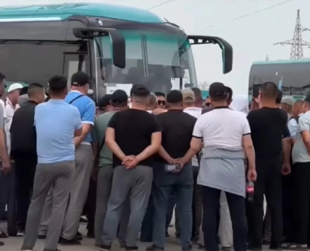 Водители маршрутных автобусов отказались выходить на работу в Актау Поэтому утром автобусы в городе не ходили по нескольким маршрутам. Водители двух автобусных парков требовали повысить зарплаты, организовать питание, увеличить время отдыха и в целом улучшить условия труда. Акимат города создал рабочую группу для переговоров с водителями и работодателем. После переговоров в акимате заявили, что рассмотрят варианты. В итоге автобусы вышли на маршруты в 11:00. Кадр из видео lada.kz.