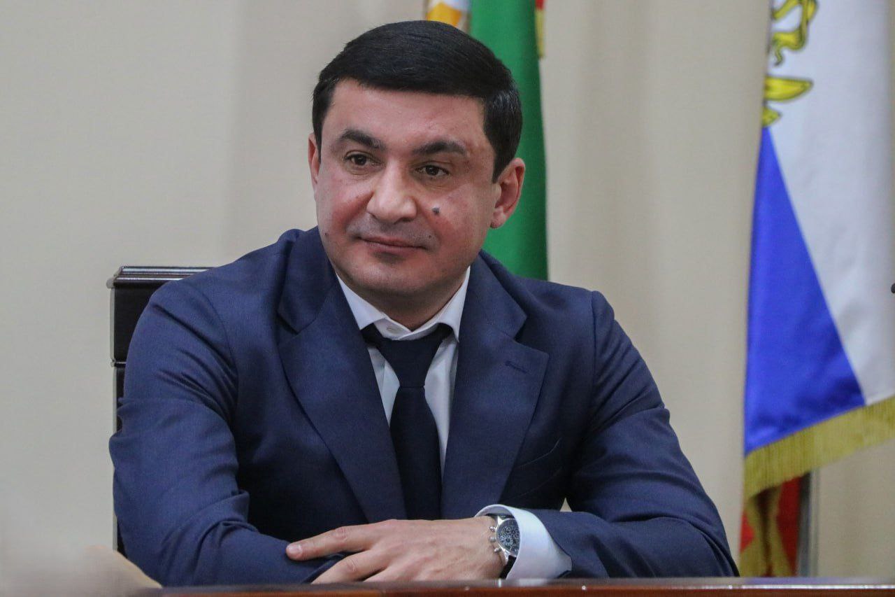 Эльман Аллахвердиев избран главой Дербентского района сообщает пресс служба администрации муниципалитета Его кандидатура была поддержана единогласно на 37 м заседании районного Собрания депутатов шестого созыва Сообщается что два других претендента Намет Нурмагомедов и Арсен Савзиханов сняли свои кандидатуры Перед процедурой голосования Аллахвердиев представил программу развития муниципалитета и ответил на вопросы депутатов По итогам открытого голосования все 64 присутствующих депутата поддержали Эльмана Аллахвердиева Ранее Аллахвердиев занимал пост заместителя главы Дербентского района