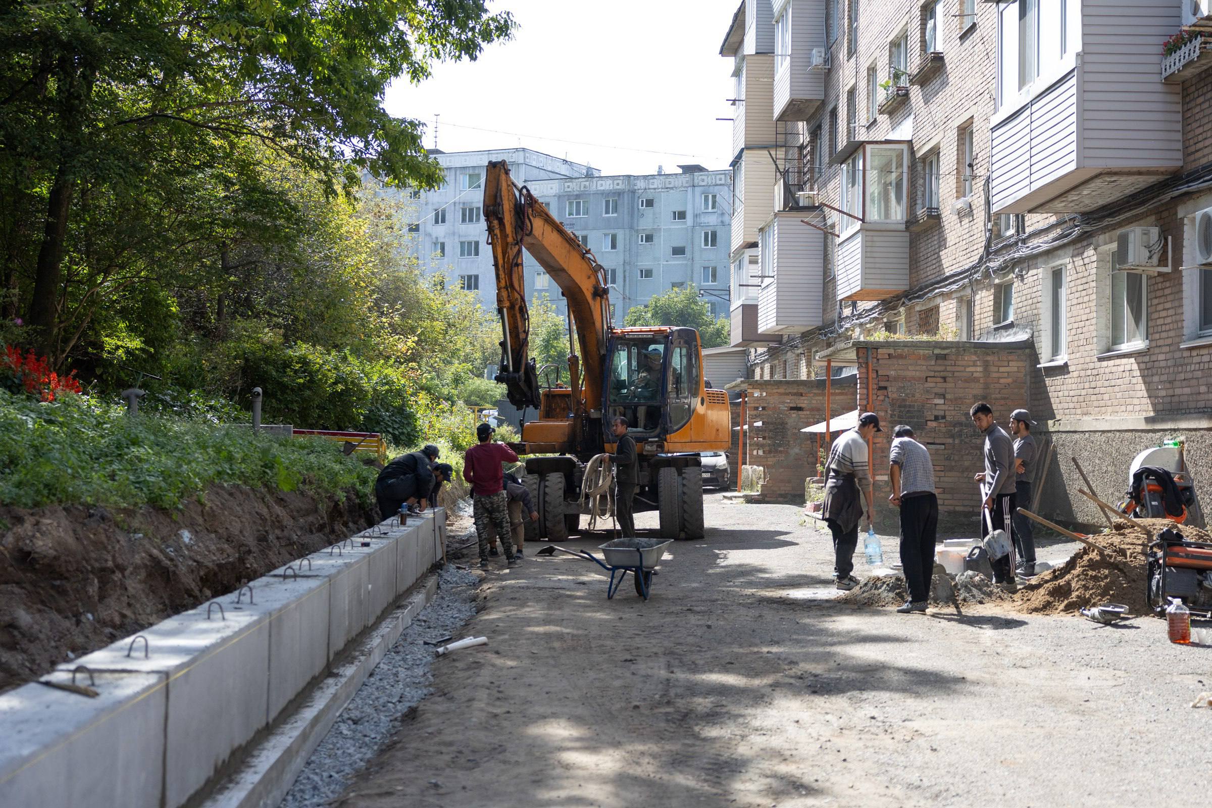 Новую подпорную стену монтируют во дворе дома 72 ул Адмирала Кузнецова