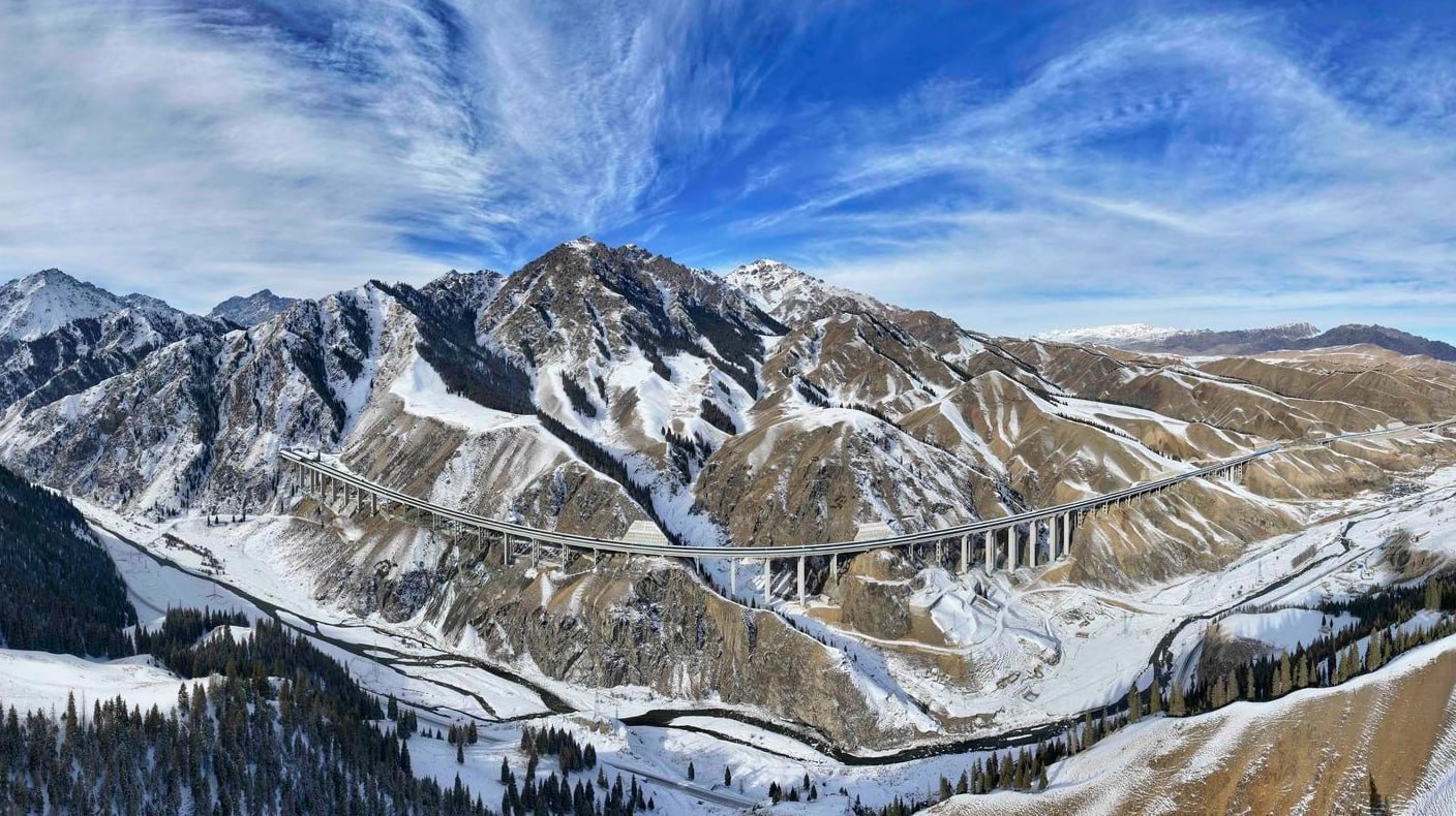 В Китае открыли самый длинный в мире скоростной автомобильный тоннель протяжённостью 22 км Тяньшань Шэнли сокращает время поездки через горную местность с нескольких часов до 20 минут он проходит через 16 разломов и стал частью новой магистрали Урумчи Юйли строительство которой длилось пять лет Стоимость проекта 6 6 млрд Кстати просто самый длинный тоннель сегодня в Норвегии там 24 5 км но особо разгоняться в нём нельзя TechObserve