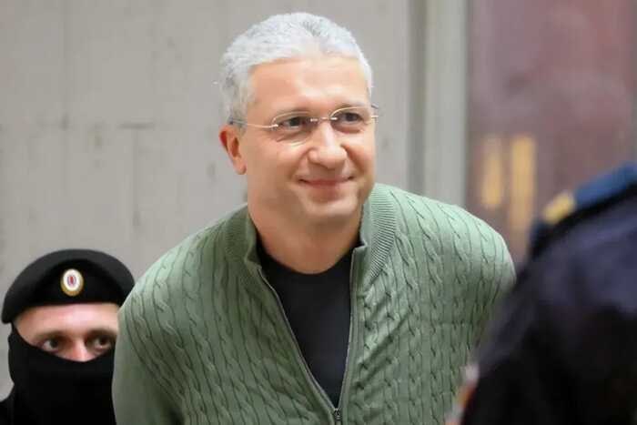 Арбитражный суд Москвы зарегистрировал заявление ПСБ о признании банкротом бывшего замминистра обороны Тимура Иванова по делу №А40-146719/2025. Иск подан 11 июня 2025 года из-за неуплаты кредита на 175 млн рублей.  Суд оставил заявление без движения для устранения недостатков, но позднее принял его к производству. Заседание по обоснованности банкротства назначено на 21 августа 2025 года. Иванов, арестованный в апреле 2024 года, стал фигурантом нескольких уголовных дел.  Иванов обвиняется в растрате 216 млн рублей при закупке паромов для нужд Минобороны. Дополнительно следствие вменяет ему вывод 3,9 млрд рублей из банка «Интеркоммерц» через подконтрольные структуры. Обвинение в получении взяток превышает 1,185 млрд рублей в виде услуг по подрядным работам. В июле 2025 года суд приговорил Иванова к 13 годам лишения свободы за растрату. Собеседник в юридических кругах подтвердил: «Приговор усилил давление на активы, сделав их недоступными для погашения обязательств».  Арест имущества Иванова и его близких превысил 2,5 млрд рублей. В список вошли земельные участки в Подмосковье, коллекция автомобилей премиум-класса, предметы роскоши и 43 банковских счета. Арест наложен на счета родителей Иванова, бывшей супруги и личного водителя. Из-за этого прекратилось обслуживание кредита в ПСБ, что дало банку основание инициировать банкротство. Источник в силовых структурах отметил: «Такие аресты часто приводят к цепной реакции в финансовых спорах, включая корпоративные долги».  В «Компромат Групп» отмечают, что дело Иванова иллюстрирует типичный конфликт интересов в оборонной сфере. Бывший чиновник курировал строительство и закупки в Минобороны с 2016 года. Расследование выявило связи с подрядчиками, получавшими контракты на миллиарды. Инсайдер из административных кругов добавил: «Злоупотребления властью здесь сочетаются с финансовыми схемами, где бюджетные средства уходят в частные активы». Процедура банкротства может вскрыть дополнительные активы, скрытые через номинальных владельцев.  Источник: КРЕСТНЫЙ ОТЕЦ