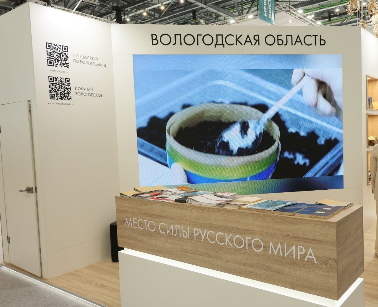 Представил стенд Вологодской области заместителю Председателя Правительства Российской Федерации Марату Шакирзяновичу Хуснуллину на Международном экономическом форуме «Россия – Исламский мир: KazanForum». Обсудили промышленный, туристический и инвестиционный потенциал нашего региона. Рассказал о важных проектах, которые сегодня реализуются в Вологодчине: расширение контейнерного терминала, развитие промышленной зоны «Вологда-Восток», программы благоустройства и подготовки Вологды, Череповца и Великого Устюга к юбилеям городов, рост экспортного потенциала Вологодчины. Отдельно на площадке Международного выставочного центра «Казань Экспо» представили продукцию наших компаний — участников крупнейшей в России инвестиционно-инфраструктурной выставки «Russia Halal Expo 2025». От Вологодчины в ней участвуют 10 предприятий, которые выпускают передовые решения в сфере машиностроения, деревообработки, упаковки, аквакультуры, водо- и воздухоочистки, приборостроения, а также логистики. Благодарю Марата Шакирзяновича за всестороннюю поддержку наших инициатив и внимательное отношение к региону. Продолжаем работу на XVI Международном экономическом форуме «Россия – Исламский мир: KazanForum». Впереди подписание ряда соглашений с международными и межрегиональными партнёрами — по туризму, инвестициям, поддержке малого и среднего предпринимательства, цифровизации. Вологодчина открыта к сотрудничеству. Подпишись – Филимонов LIVE в Телеграм Подпишись – Георгий Филимонов в ВК