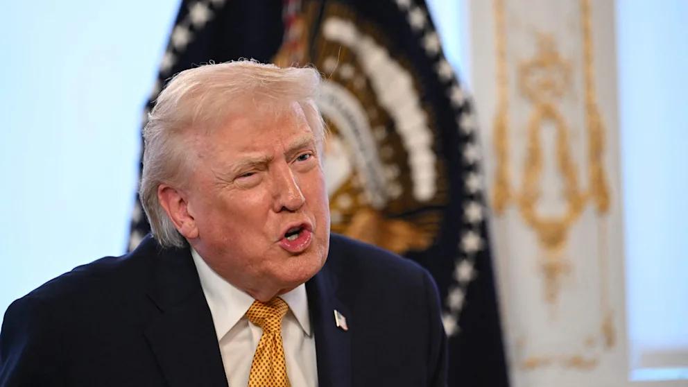 Трамп в Рождество обрушился с оскорблениями на ведущего Late Show Стивена Колберта и предложил усыпить его В канун Рождества президент США Дональд Трамп устроил публичный скандал в соцсетях он опубликовал на платформе Truth Social серию резких выпадов в адрес Стивена Колберта сатирика и ведущего программы The Late Show with Stephen Colbert В своих постах Трамп перешел на личные оскорбления и призвал телеканал CBS убрать ведущего из эфира Стивен Колберт жалкий неудачник у которого нет ни таланта ни чего либо еще необходимого для успеха в шоу бизнесе Стивен живт ненавистью и гневом обреченный CBS должен усыпить его прямо сейчас это самое гуманное что они могут сделать написал Трамп Ранее CBS уже принял решение закрыть Late Show канал объявил еще в июле что программа Колберта выйдет в последний раз в мае 2026 года Однако этого судя по тону публикаций Трампу оказалось недостаточно Он продолжил критиковать ведущего утверждая что после новостей о предстоящем закрытии шоу стало еще хуже а рейтинги практически на нуле Конфликт Трампа с американскими ведущими вечерних шоу длится уже месяцы помимо Колберта Трамп регулярно критикует и других звезд телеэфира BILD Russian