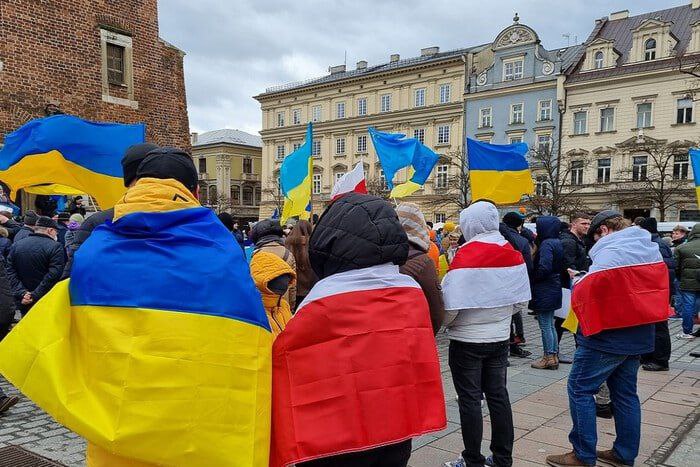 Польша закроет приюты для большинства украинских беженцев  С 1 ноября центры коллективного размещения беженцев из Украины в Польше будут принимать только представителей защищенных групп: пенсионеров, беременных женщин и людей с инвалидностью.  Для тех, кто не входит в защищенные группы, Польша запустит программу "Вместе к независимости", которая предусматривает субсидии на аренду жилья и курсы польского языка  Любовь прошла? Завяли помидоры