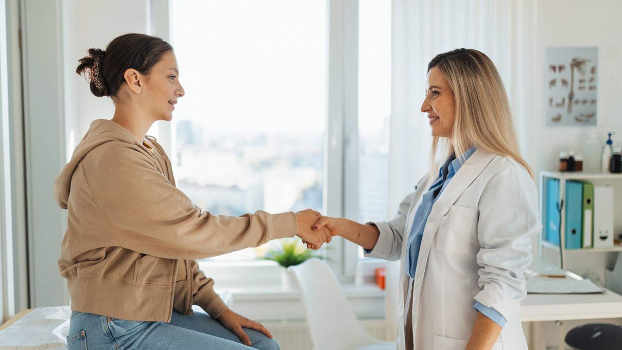 Социальный налоговый вычет представляет собой возврат части ранее уплаченного НДФЛ В 2025 году получить компенсацию можно за оплату лечения покупку лекарственных препаратов по рецепту врача а также за страховые взносы по договорам ДМС заключенным в интересах самого налогоплательщика и его близких родственников