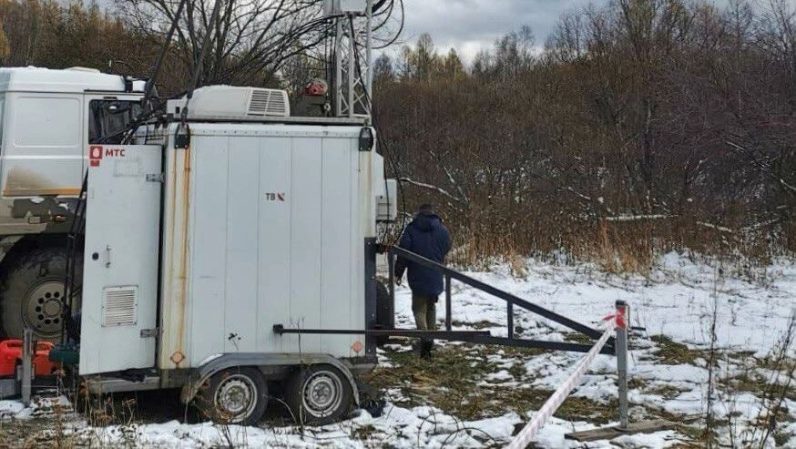 В районе горы Буратинка где больше недели ищут пропавшую семью Усольцевых развернута передвижная мобильная станция Она обеспечивает связью спасателей и волонтеров и дает возможность пропавшим выйти на связь Оборудование предоставлено компанией МТС Поиски троих членов семьи Усольцевых из Железногорска ведутся уже больше недели в окрестностях поселка Кутурчин Оборудование призвано обеспечить оперативный обмен информацией между спасателями и волонтерами а также предоставить пропавшим возможность связаться со службами спасения Семья Усольцевых ушла 28 сентября в поход на гору Буратинка и не вернулась Поисками семьи занимаются 356 человек и 47 единиц техники prmira news