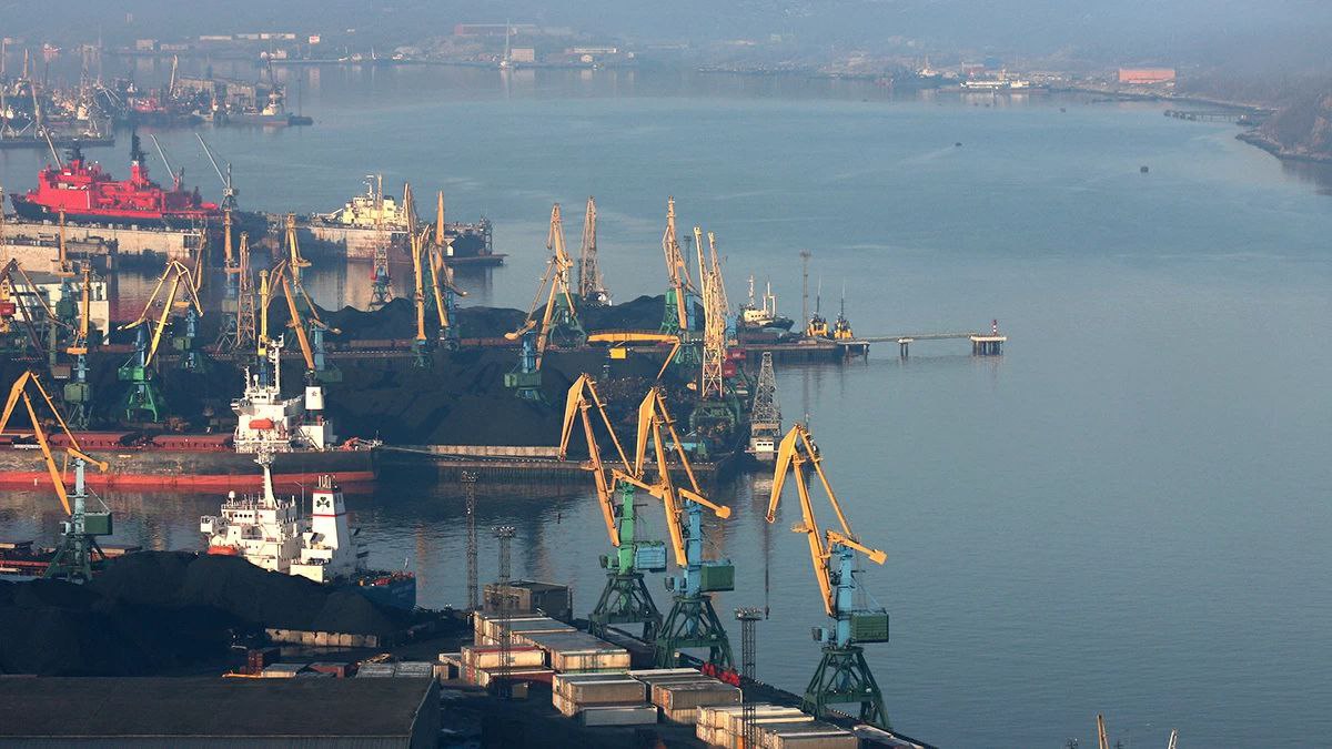 Развитие портов Мурманска могут отложить до появления грузовой базы  Правительство предлагает отложить трехкратное увеличение мощностей терминалов Мурманского транспортного узла до подтверждения наличия грузовой базы на этом направлении. Об этом говорится в письме вице-премьера Виталия Савельева президенту Владимиру Путину от 30 июля 2025 г. «Ведомости» ознакомились с копией документа. Источник в правительстве подтвердил отправку письма.