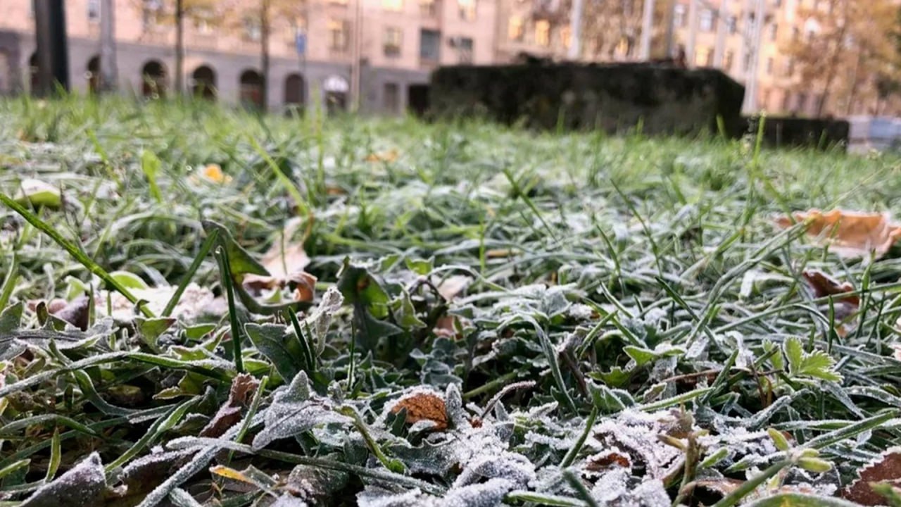 Заморозки зафиксировали минувшей ночью в Москве отрицательные температуры были также на юге и востоке Подмосковья Метеорологическая зима в столице начнется в середине ноября когда среднесуточная температура воздуха перейдет в отрицательные значения сообщил ведущий специалист центра погоды Фобос Евгений Тишковец Что еще произошло Михаил Мишустин прибыл в Китай с двухдневным визитом Стороны намерены обсудить укрепление российско китайского партнерства развитию торговли а также проектам в сферах энергетики и сельского хозяйства Изменить подход к домашним заданиям чтобы они перестали быть источником стресса и непонимания для детей предложили в Госдуме Для этого предлагается вводить ставки тьюторов США в рамках испытаний ядерного оружия намерены проводить субкритические взрывы которые не порождают цепную ядерную реакцию заявил глава Министерства энергетики США Крис Райт 20 человек погибли в результате землетрясения на севере Афганистана 320 пострадали сообщает Reuters