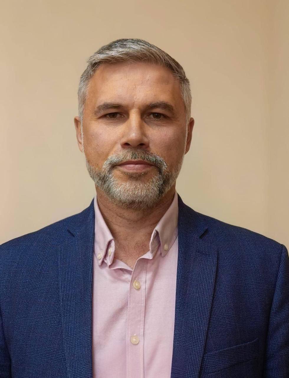 В Ярославской области назначили новых глав двух муниципалитетов — Главой Угличского округа стал Илья Филипцов — ранее он был и.о. и занимал должность начальника управления городского хозяйства администрации Переславля-Залесского — Гаврилов-Ямский округ возглавил Алишер Рустамов — более 10 лет он руководил Единой службой заказчика администрации Ростовского района. До назначения на должность главы был заместителем главы Рыбинска по городскому хозяйству, курировал сферу ЖКХ.