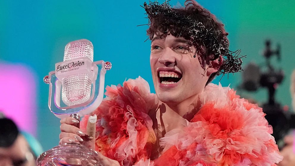 Победитель Евровидения 2024 возвращает свой кубок из за возможного участия Израиля в 2026 году Из за предполагаемого участия Израиля в следующем конкурсе Евровидение швейцарский певец Немо возвращает кубок за свою победу в прошлом году Дело в том что конкурс неоднократно использовался для улучшения имиджа государства которому предъявляются серьёзные обвинения заявил Немо в Instagram Он указал на то что комиссия по расследованию Совета ООН по правам человека пришла к выводу что израильские власти и силы безопасности совершили геноцид в секторе Газа По словам организаторов Евровидения конкурс отстаивает ценности единства инклюзивности и человеческого достоинства Но участие Израиля по мнению Немо демонстрирует конфликт между этими ценностями и решениями Европейского вещательного союза На прошлой неделе на заседании в Женеве члены Европейского вещательного союза одобрили участие Израиля В ответ телеканалы Испании Нидерландов Ирландии Словении и Исландии собираются бойкотировать Евровидение 2026 которое пройдёт в Вене Немо заявил что отправит кубок обратно в офис ЕВС в Женеве Если ценности которые мы прославляем на сцене не соблюдаются за её пределами то даже самые прекрасные песни теряют смысл Директор конкурса Мартин Грин обратился к фанатам в открытом письме и отметил что события на Ближнем Востоке в сочетании с решением по Израилю вызывают у многих сильные эмоции Ранее некоторые поклонники в письмах выражали гнев и боль из за того что по их мнению трагедия в Газе замалчивается Я хочу сказать что мы вас слышим Мы понимаем ваши чувства это затрагивает и нас говорится в письме руководства Глава Евровидения также обратился к поклонникам из пяти стран чьи вещатели решили бойкотировать мероприятие Мы уважаем их позицию и решение Но он выразил надежду что они вскоре вернутся к участию В расколотом мире конкурсу особенно важно создавать пространство где миллионы людей могут разделить между собой то что их объединяет BILD Russian