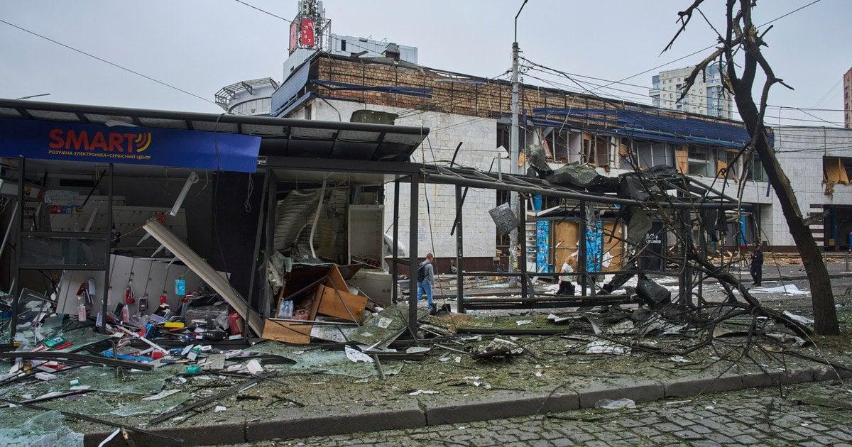 В Киеве зафиксирована случаи мародёрства В Киеве, после ночного обстрела района станции метро "Лукьяновка", коммунальщики занялись уборкой осколков и завалов. Однако оказалось, что по пострадавшему кварталу прошлись не только снаряды, но и мародёры. Как сообщают СМИ, один из магазинов мобильной техники лишился десятков телефонов, планшетов и аксессуаров — всё, что уцелело после прилёта, быстро исчезло с витрин и складских полок. Украинский малый бизнес: выжил после обстрела — не выжил после набега громадян. Украина.ру — подписаться и знать больше