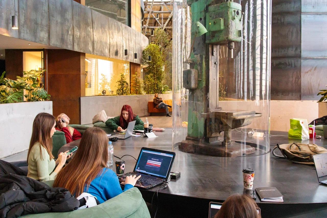 Аналитический центр ВЦИОМ представил результаты мониторингового опроса россиян об иностранных агентах Больше половины граждан связывают понятие иностранный агент с предательством и работой на другую страну За последние три года поддержка маркировки иноагентов выросла с 54 до 65 а доля противников сократилась в полтора раза Концепция иноагента для россиян строится на негативных смыслах образе врага и шпиона где сплелись советские маркеры и современные политико правовые элементы Для большинства это слово звучит как чужой и опасный выражая эмоциональную границу страха недоверия и раздражения Понятие стало не столько юридическим термином сколько общественным ярлыком границы между своими и чужими В последние годы образ иноагента стал более узнаваемым и персонифицированным Восприятие статуса сфокусировано на знаменитостях а не на организациях в списке преобладают артисты музыканты и блогеры Топ 3 узнаваемых иноагентов составили Максим Галкин Андрей Макаревич и Моргенштерн среди организаций чаще звучал телеканал Дождь Телеграм канал Тезис