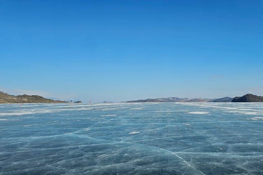 Ледовую переправу на Ольхон откроют 17 февраля Такое решение сегодня 13 февраля приняла специальная комиссия по итогам обследования ледовой дороги Специалисты проверили толщину льда и состояние проезжей части и пришли к выводу для обеспечения безопасного проезда необходимо провести дополнительные работы по устранению неровностей покрытия В состав комиссии вошли представители ОГКУ Дирекция автодорог подрядных организаций АО Дорожная служба Иркутской области и ООО ДЭП Байкал 138 региональных управлений МЧС и ГАИ администрации Ольхонского района а также Ольхонского участка контроля надзора и рыбоохраны Вести Иркутск
