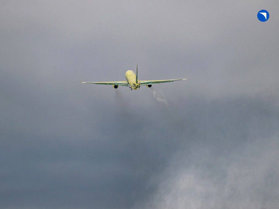 Новый Ту 214 взмыл в небо На днях впервые взлетел Ту 214 новой постройки пока в заводском грунте Первый полет продолжался 1 час 10 минут и прошел в штатном режиме Это единственная собранная в завершающемся году машина этого типа Да и не только этого Вообще выгодная особенность Ту 214 в том что этот лайнер уже сертифицирован и собирается полностью из отечественных комплектующих И эти лайнеры можно было бы пустить в серию В это время версии МС 21 и Суперджета продолжают импортозамещаться отечественные самолеты импортозамещаются оксюморон ага и их сертификация а значит и планы по серийному выпуску продолжают сдвигаться вправо И все равно ставка делается именно на эти модели хотя в случае со среднемагистральным лайнером по мнению ряда экспертов логичнее было бы делать ставку на Ту 214 В марте 2022 года вице премьер РФ теперь уже бывший Юрий Борисов обещал что Казанский авиационный завод им С П Горбунова сможет производить как минимум 10 пассажирских самолетов Ту 214 в год С тех пор вот сделали один Но фотографии красивые да МЭФ в Telegram в ВК в MAX