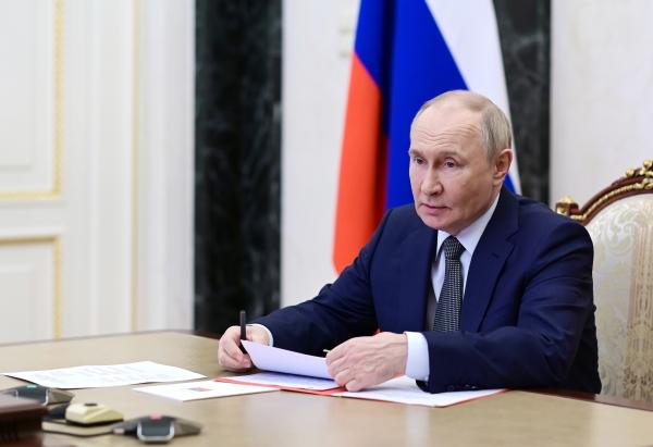 Bloomberg: Путин уверен, что войска РФ возьмут под контроль четыре новых региона Президент России Владимир Путин уверен, что российские войска возьмут под контроль четыре новых региона. Такую оценку военной стратегии главы РФ перед телефонным разговором с американским лидером Дональдом Трампом дал Bloomberg со ссылкой на источники. По словам человека, знакомого с позицией российского президента и пожелавшего сохранить анонимность, Путин уверен, что армия России сможет прорвать украинскую оборону к концу года и взять под полный контроль четыре новых российских региона — Донецкую народную республику ДНР , Луганскую народную республику ЛНР , Запорожскую и Херсонскую области. «Это означает, что российский президент вряд ли пойдет на какие-либо существенные уступки Трампу во время разговора двух лидеров», —... Подробнее>>>