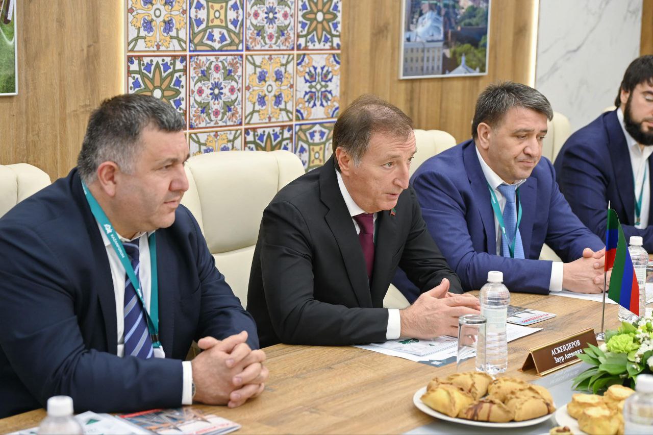 В Казани состоялась встреча Заура Аскендерова с Фаридом Мухаметшиным. Руководители законодательных органов обсудили направления совместного взаимодействия в вопросах межпарламентского сотрудничества, перспективы торгово-экономической и гуманитарной интеграции Дагестана и Татарстана. Участниками встречи было подчеркнуто, что мероприятия, подобные Казанскому форуму очень важны, так как создают платформу для укрепления бизнес-связей и обмена опытом, что, в свою очередь, положительно сказывается на социально-экономическом развитии регионов. В ходе переговоров озвучено планируемое подписание Соглашения о сотрудничестве между Госсоветом Татарстана и Народным Собранием. Фарид Мухаметшин отметил, что проект межпарламентского соглашения в рабочем порядке подготовлен и предложил продумать формат и сроки его подписания. «Соглашение позволит расширить межпарламентские связи, предоставит возможность выстраивать межведомственные взаимоотношения между нашими республиками», - отметил Заур Аскендеров.