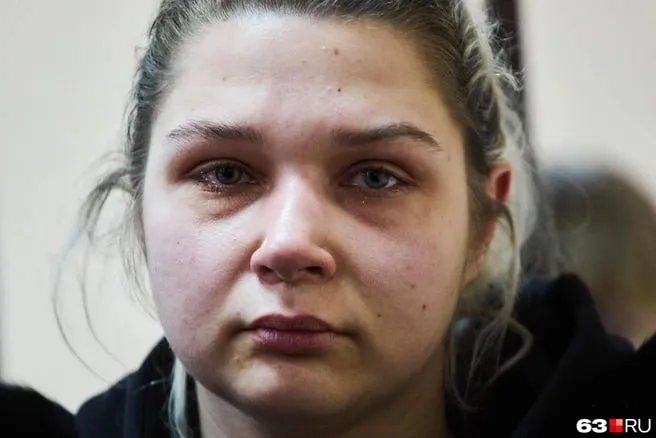 Екатерине Тарховой добавили статью за мясорубку Внучке экс мэра Самары теперь вменяют надругательство над телами умерших ст 244 УК РФ Следствие считает что для уничтожения останков убитых бабушки и дедушки преступники использовали мясорубку Расследование дела уже закончено Скоро его передадут в суд А уже сегодня 27 апреля суд решит оставлять ли Тархову в СИЗО Всего фигурантке инкриминируют более полутора десятков эпизодов двойное убийство мошенничество на миллионы подделку документов и кражи