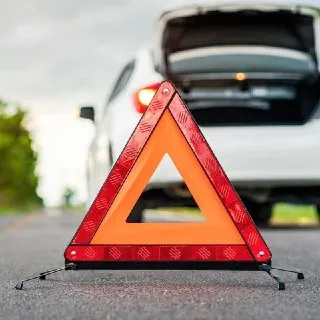 В России вводятся штрафы за отсутствие или неисправность аварийного знака С 5 мая 2026 года ГИБДД начинает проверки и наложение штрафов за отсутствие или ненадлежащее состояние аварийного знака Штраф за отсутствие знака в автомобиле составляет 500 рублей а за невыставление знака при совершении ДТП 1000 рублей Ключевое требование заключается в том что знак должен быть исправным и иметь светоотражающую поверхность При этом эксплуатация транспортного средства без установленного знака аварийной остановки может быть расценена как неисправность при которой движение запрещено