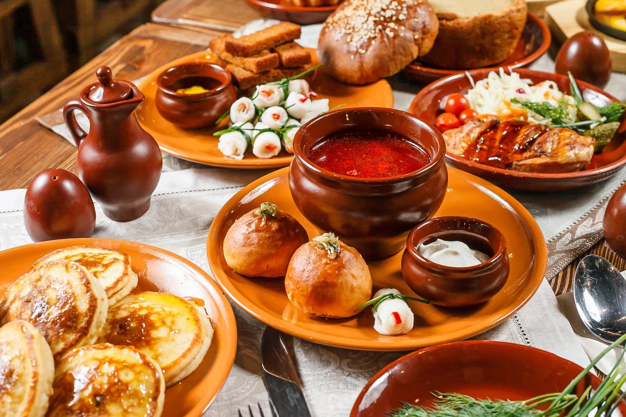 Минпромторг займется популяризацией русской кухни. Специальную рабочую группу в ведомстве возглавил замминистра Чекушов. Он заверил, что обязательных требований по ингредиентам и рецептам не будет. "Это будет добровольный стандарт, который определит требования не только к качеству самих блюд, но и к уровню сервиса, обслуживанию ресторанов, которые относят себя к русской кухне". Русская кухня должна стать знаком качества, брендом, который будет привлекать не только россиян, подчеркнул Чекушов.