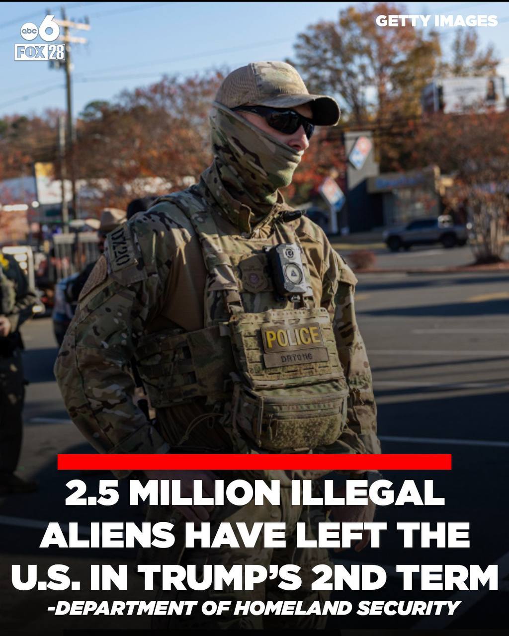 По данным Department of Homeland Security цифра 2 5 млн это общее сокращение числа нелегалов в стране с начала второго срока Donald Trump В это число входят самодепортация люди уехали сами принудительные депортации отказ во въезде и разворот на границе добровольный выезд после уведомлений