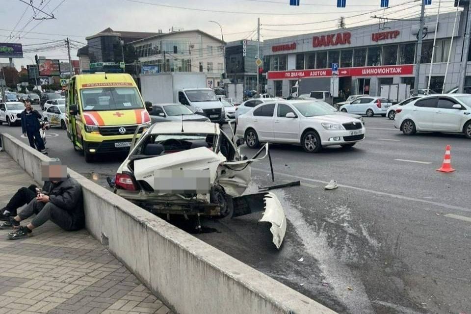 Массовая авария на Северных мостах в Краснодаре: что известно    Устроил ДТП водитель Деу Нексия. Он вылетел на встречку и протаранил три легковушки;    Два человека погибли на месте, еще трое пострадали, в том числе 13-летний ребенок;    Из-за аварии на улице Северной образовалась огромная пробка;    Стали известны личности погибших. Это мужчины 24 и 28 лет.