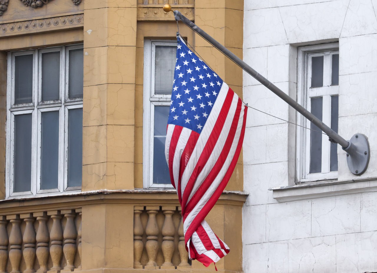 США будут проверять соцсети заявителей на получение студенческих виз, сообщает WP Указание госсекретарь Марко Рубио дал посольствам и консульствам страны в других государствах. Газета The Washington Post отмечает, что американские власти приняли решение возобновить также проведение собеседований для тех, кто планирует приехать учиться. В том числе сотрудники дипмиссий будут выявлять в интернете тех заявителей, которые выступают в поддержку террористов, допускают антисемитские высказывания или посты, связанные с угрозами для безопасности Соединённых Штатов. Подпишись на «Говорит Москва»