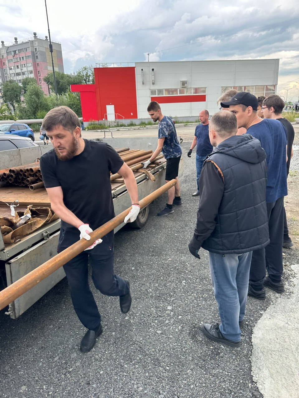 В Чурилово началась подготовка к строительству храма Сретения Господня На территории строящегося храма Сретения Господня прихожане во главе с настоятелем протоиереем Иоанном Резеповым разгрузили металлические столбы. В ближайшее время из них сделают ограду для строительной площадки возводимого храма. Приход в микрорайоне Чурилово Тракторозаводского района Челябинска возник более десяти лет назад, но получить разрешение на строительство храма прихожане во главе с настоятелем протоиереем Иоанном Резеповым смогли только в декабре 2022 года. «На прошлой неделе мы получили первую часть проектной документации и спецификацию на фундамент. Примерная стоимость материалов без оплаты строителям составит 1 081 525 рублей. В данное время собрано 250 тысяч рублей», – рассказал настоятель протоиерей Иоанн Резепов.