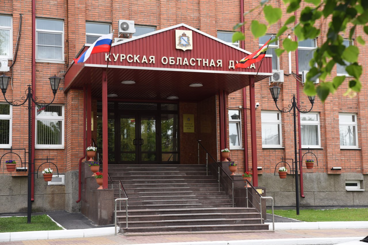 Курские депутаты обсудят новый законопроект о выборах мэра. Раньше главу города выбирали депутаты Курского городского Собрания из кандидатов, которых предложила конкурсная комиссия. Теперь, согласно новому федеральному закону, процедура изменится: мэров будут избирать муниципальные депутаты из списка кандидатов, предложенных губернатором. Кандидатов главе региона могут предложить партии, депутаты Госдумы, областная дума, Совет муниципальных образований, Общественная палата и Всероссийская ассоциация развития местного самоуправления. Заседание областной думы состоится 31 июля. По словам политолога Владимира Слатинова, новая система выборов исключает даже потенциальные разногласия между региональной и муниципальной властью, которые случаются при конкурсной модели. Он назвал это «предохранителем от избыточных конфликтов» и укрепляющим фактором для любого губернатора, поскольку теперь мэром сможет стать только его креатура. Подобные законопроекты уже приняты в Белгороде, Орле и Воронеже.